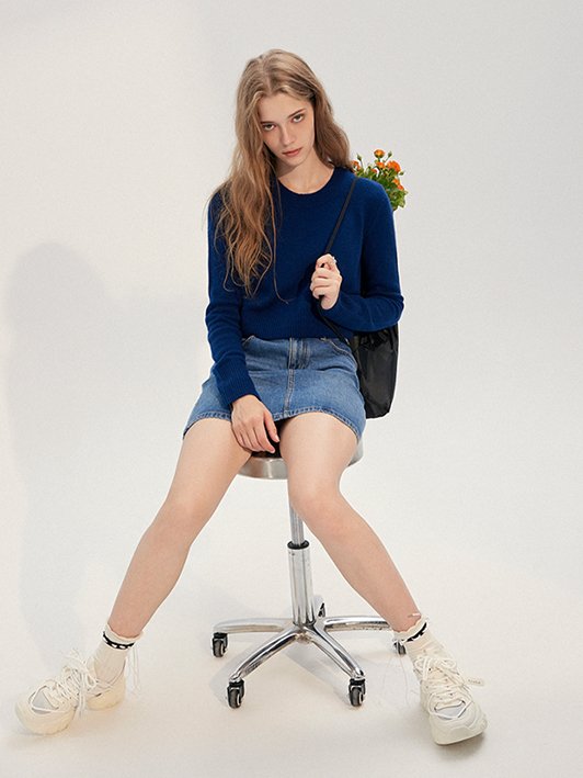 nu senses 100% cashmere crewneck sweater for women, blue, model full body front view